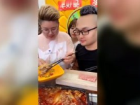 娱乐吃瓜酱偷外卖,一场意外的美食冒险