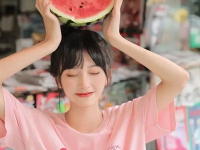 网图女吃瓜,女子吃瓜姿势引发网友热议，揭秘现代社交新现象